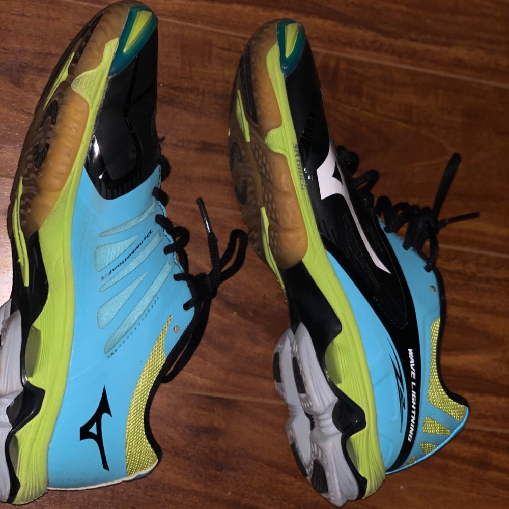 Mizuno Volleyball/badminton shoe